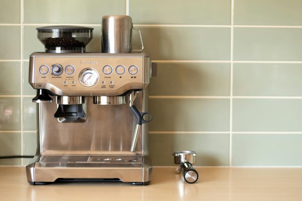 Donnez une seconde vie à votre vaisselle usée : créez des objets déco uniques